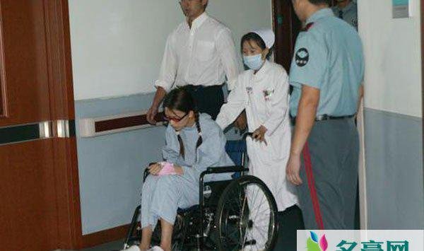 林志玲摔马假胸事件 是被马甩下又踩的,丰胸的盐水袋也踩破了