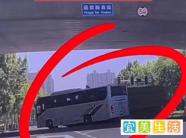 突发！南通一载有学生的大巴车和渣土车相撞，事故造成8人受伤！