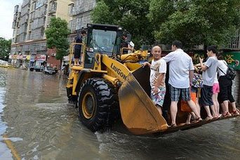 马路积水铲车运送市民10元一位,这么做合理吗?