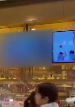 上海一餐饮店门口的屏幕竟播放女子赤身裸体的不雅视频！疑似猥琐之徒恶意投屏！