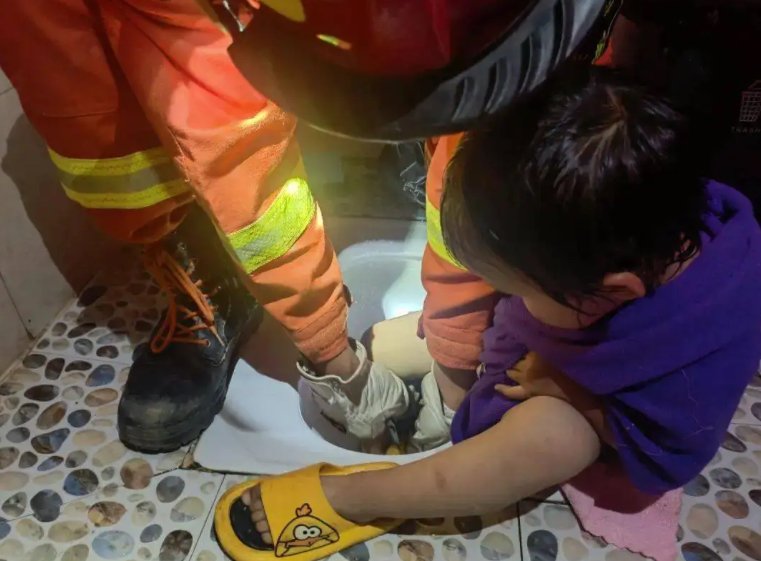 1岁宝宝嫌脚脏在便池内清洗!孩子的父母看到后是什么反应?