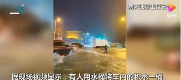 河南暴雨市民水中仰泳 这是咋情况?