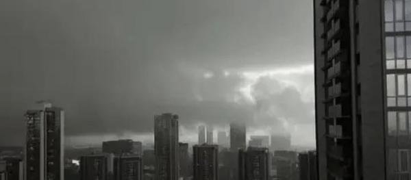 深圳天空一秒变暗，如墨如夜，气象奇观令人叹为观止！