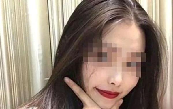 遇害女大学生父母将判决书烧给女儿