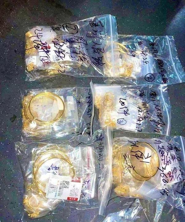 高铁车长捡到百万黄金 这是咋情况？