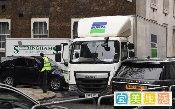 英媒：首相呼吁民众不必囤货 自己却被拍到囤了几卡车物资