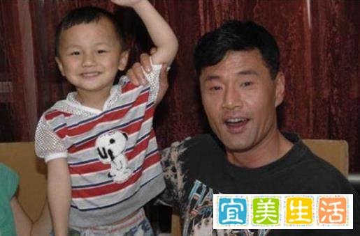 62岁于荣光董事长身份曝光！拍完戏疲惫视察工厂，婚后妻儿成谜