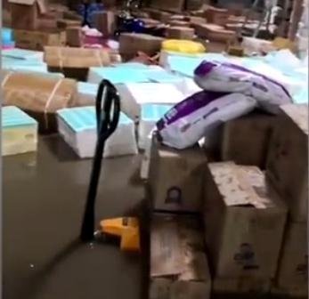汇千网-天灾无情人有情！湖北暴雨后上万件包裹被淹