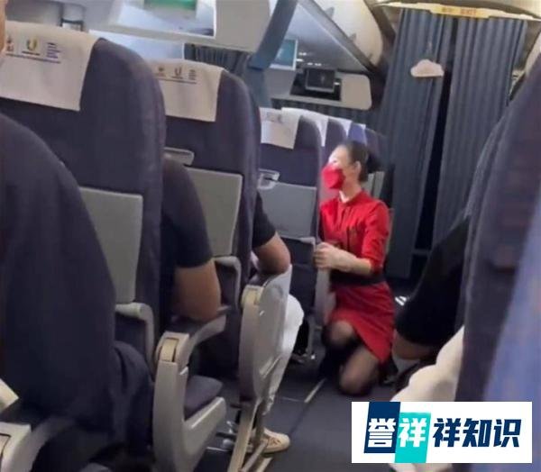 川航回应空姐跪地安抚乘客，消费市场加速回暖 服务业快速复苏