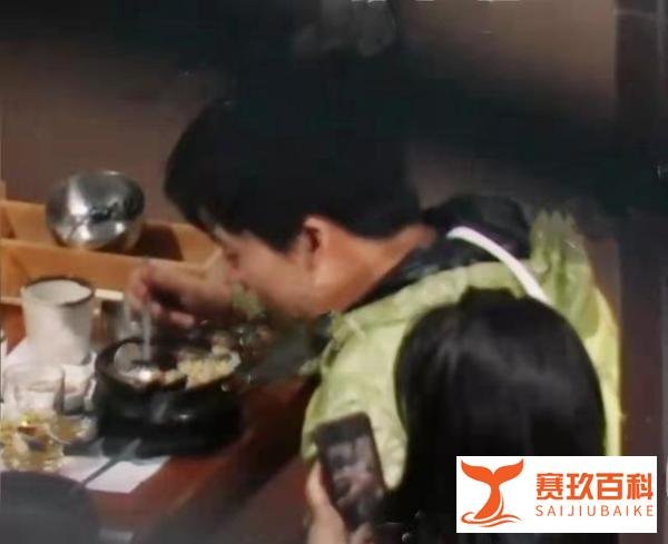 郭麒麟与美女街边亲吻被拍，一同出门约会，女方长相漂亮身材高挑