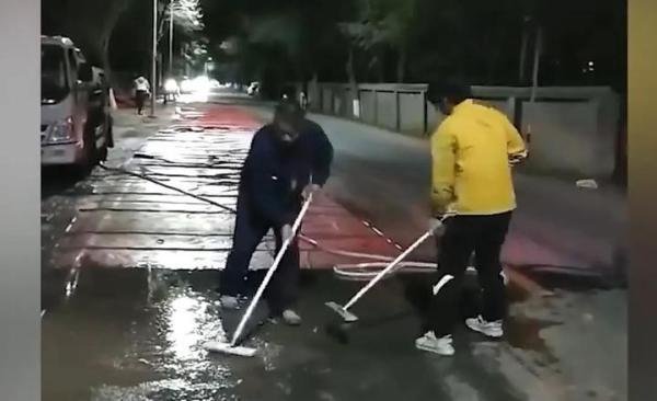 “抢收”被城管罚款和要求铺红地毯?官宣:都不存在的。秋收车辆上路因车轮带泥被罚。