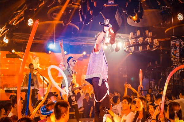 闺蜜天天拉我去夜店，我该怎么委婉拒绝？