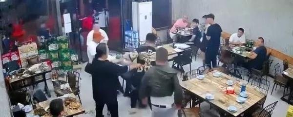 “我已经要疯了” 唐山涉事烧烤店老板：一个受害者 却惨遭网暴