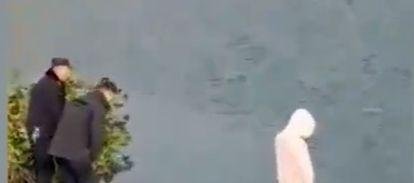 警察目视女子跳河目击者发声：警方有过施救 安徽一女子在警察目视中跳河溺亡事件详情