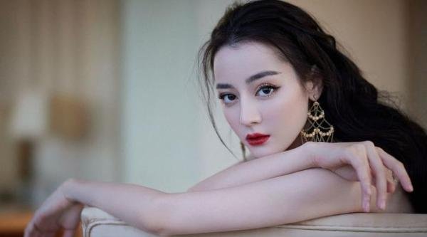 迪丽热巴肚子上有妊娠纹？也有说是肥胖纹，其实都不对，那是伤疤
