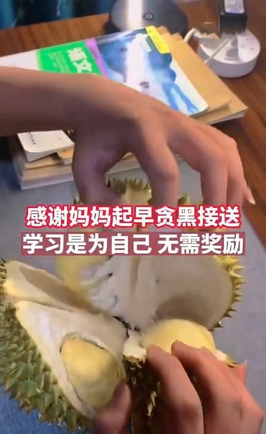 妈妈奖励13岁儿子考第一却被暖哭