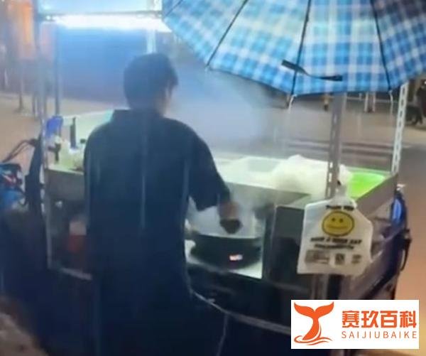深圳一商贩不惧暴雨，激流中淡定卖炒饭，网友：强者永不抱怨环境
