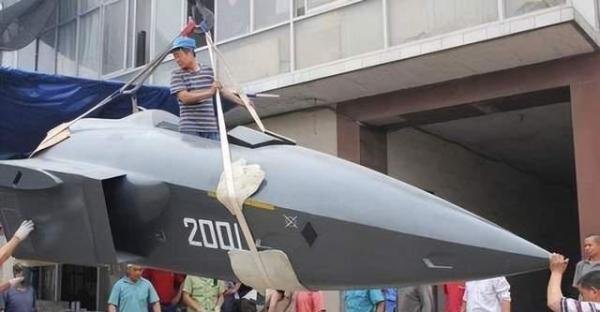 中国一个农民理发师，自制‘歼20’，是理发界最会开飞机的人