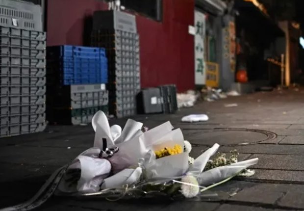 梨泰院踩踏事件遗属推倒总统花篮被警察阻拦，当时还发生了什么？