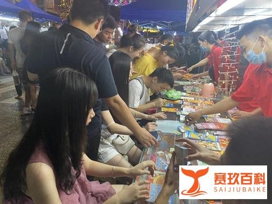 年轻人卖【刮刮乐】搞钱上瘾？周末摆摊日销过万？小心一夜暴富并没有那么简单！