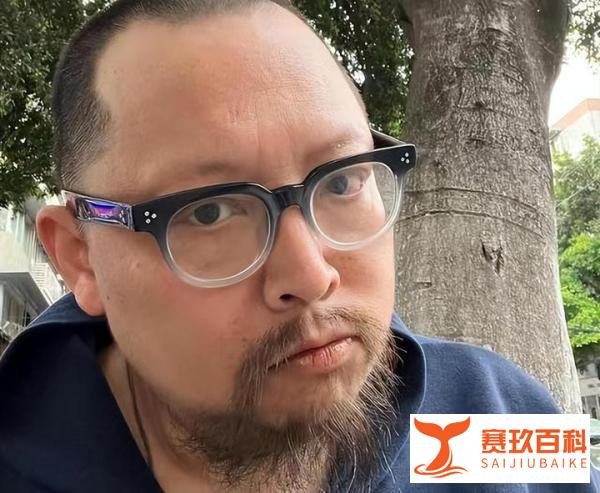 “你今天的屁股好紧绷！” 余秀华暗讽史航，“门内情调”无非“沐冠之猴”