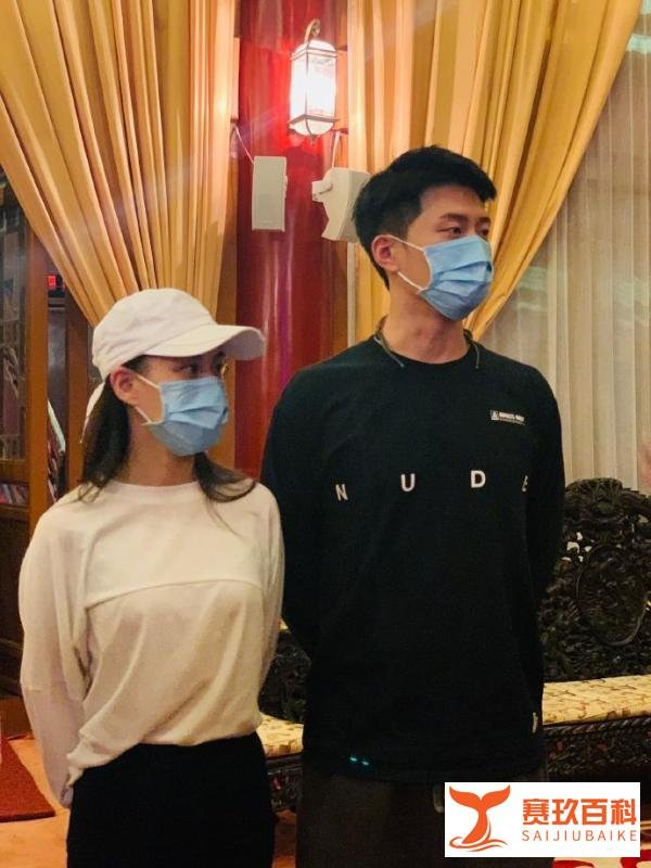 窦骁疑带何超莲回家见家长，穿情侣装合照太甜了，留言区一片祝福