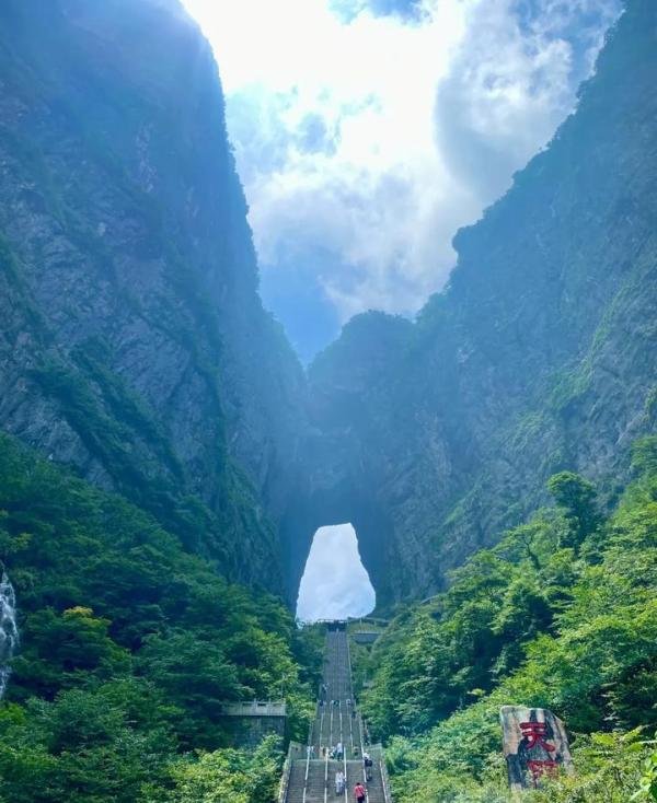 太嚣张！张家界景区一游客骚扰女演员还打保安