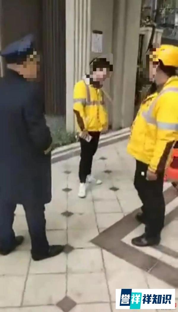保安用防爆钢叉锁外卖员脖子，物业回应