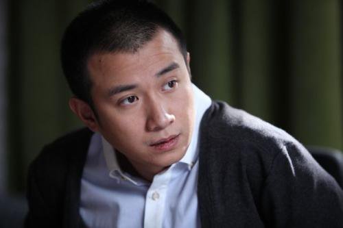 文章被偷拍，怒砸偷拍者手机，为何文章做出如此不理智的事情？
