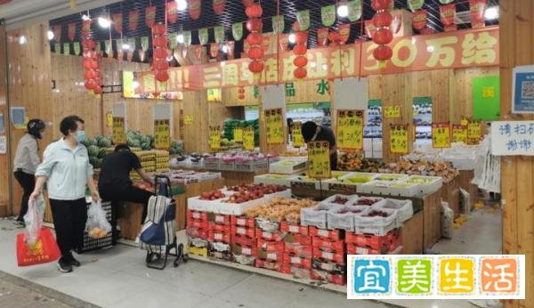 实拍:上海商圈人潮回归再现排队 这是咋情况？