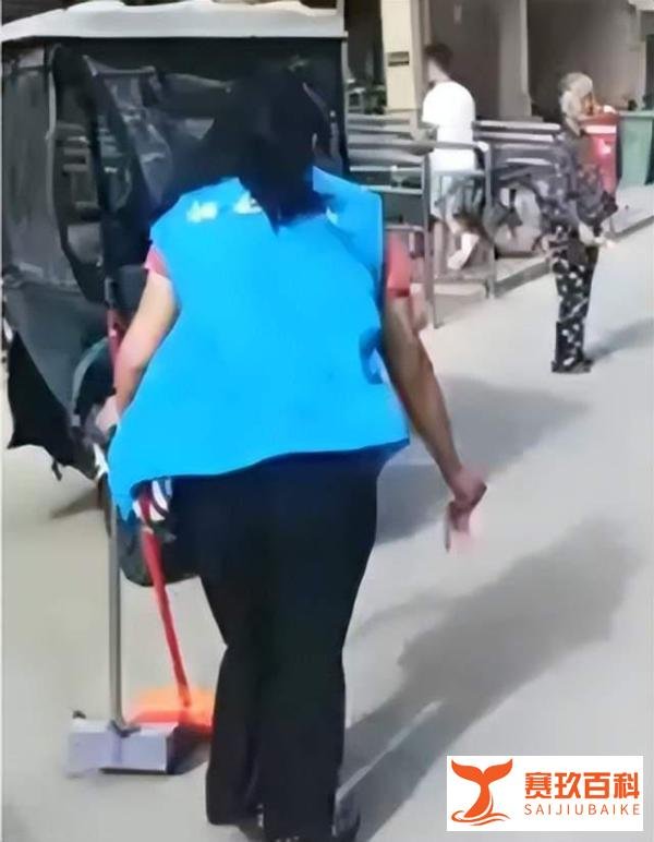 令人痛心！郑州一女子撒十几万现金后，从11楼跳下身亡，家有小孩，事件细节曝光