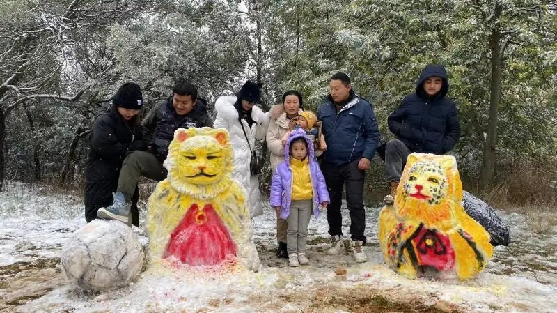 云南四人用时2小时堆出金钱豹雪人，他们是如何做到的？