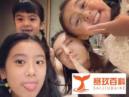 贾静雯化身理发师全家换新发型 这是咋情况？