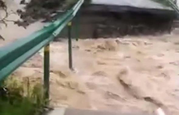 湖北随州暴雨冲塌多间楼房 这是咋情况?
