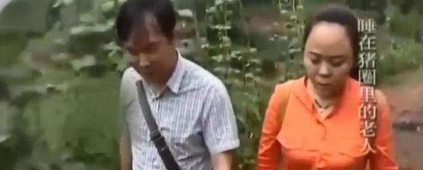 近八旬老人睡猪圈，与狗抢食，女儿称：比乞丐要好