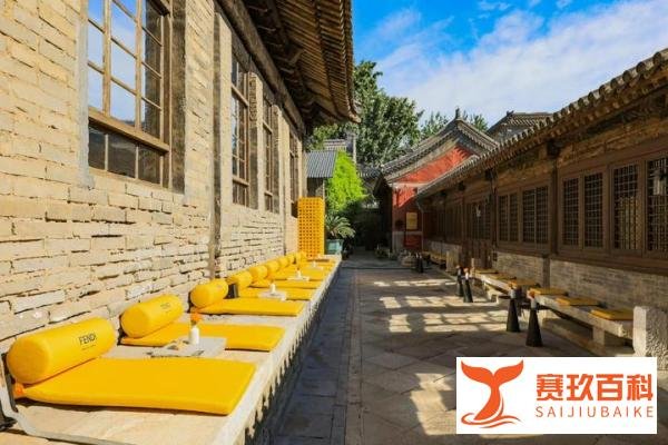 Fendi联合喜茶“搞黄色”，是双向奔赴还是有人借机上位？